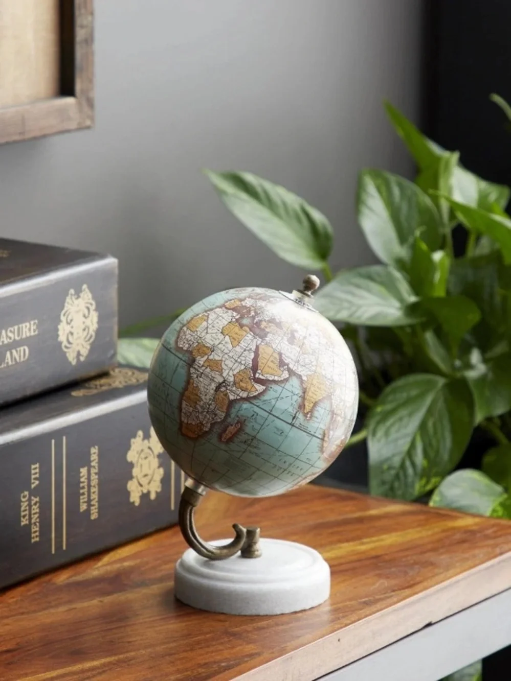 DECO 79 NWT world globe with marble base -5x5x8